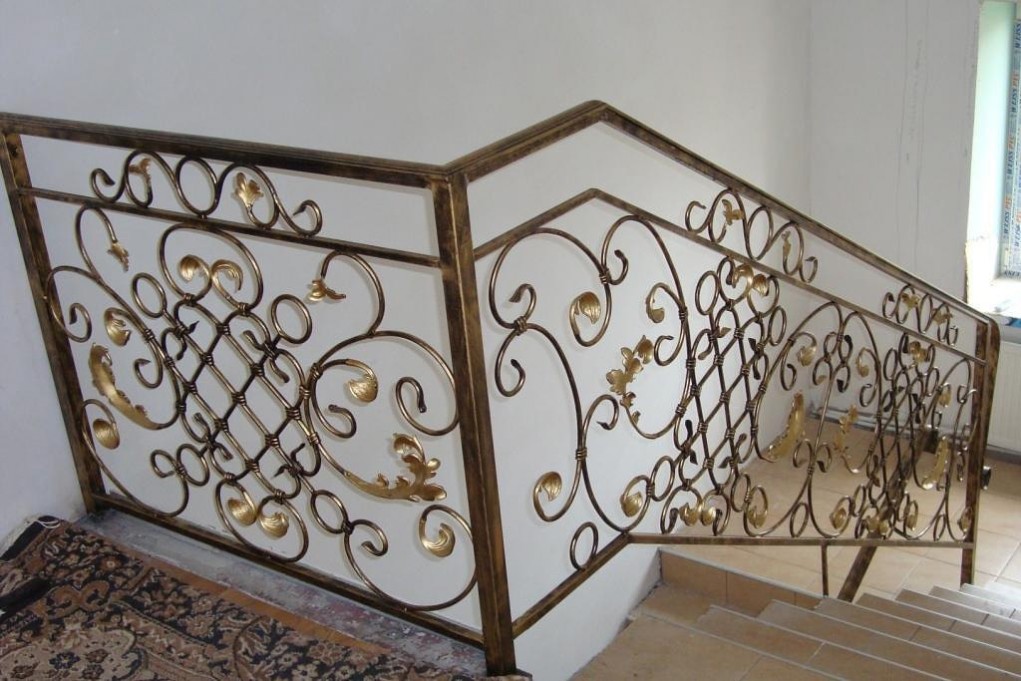 Металлические лестницы с коваными ограждениями в Сочи 