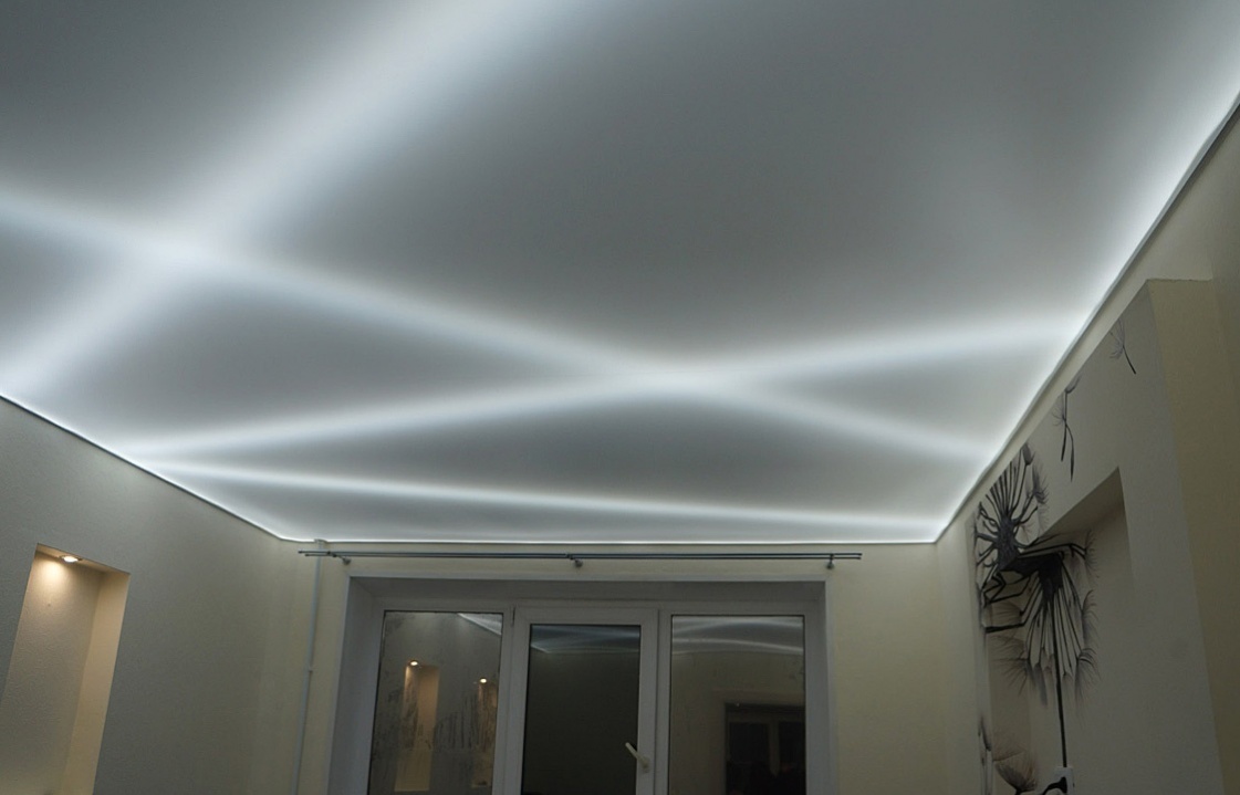 Натяжные потолки с парящими световыми линиями в Сочи 
