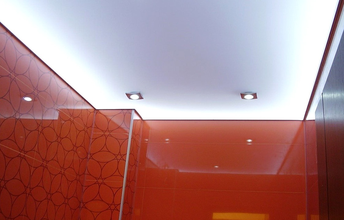 Световые натяжные потолки в ванной Сочи 