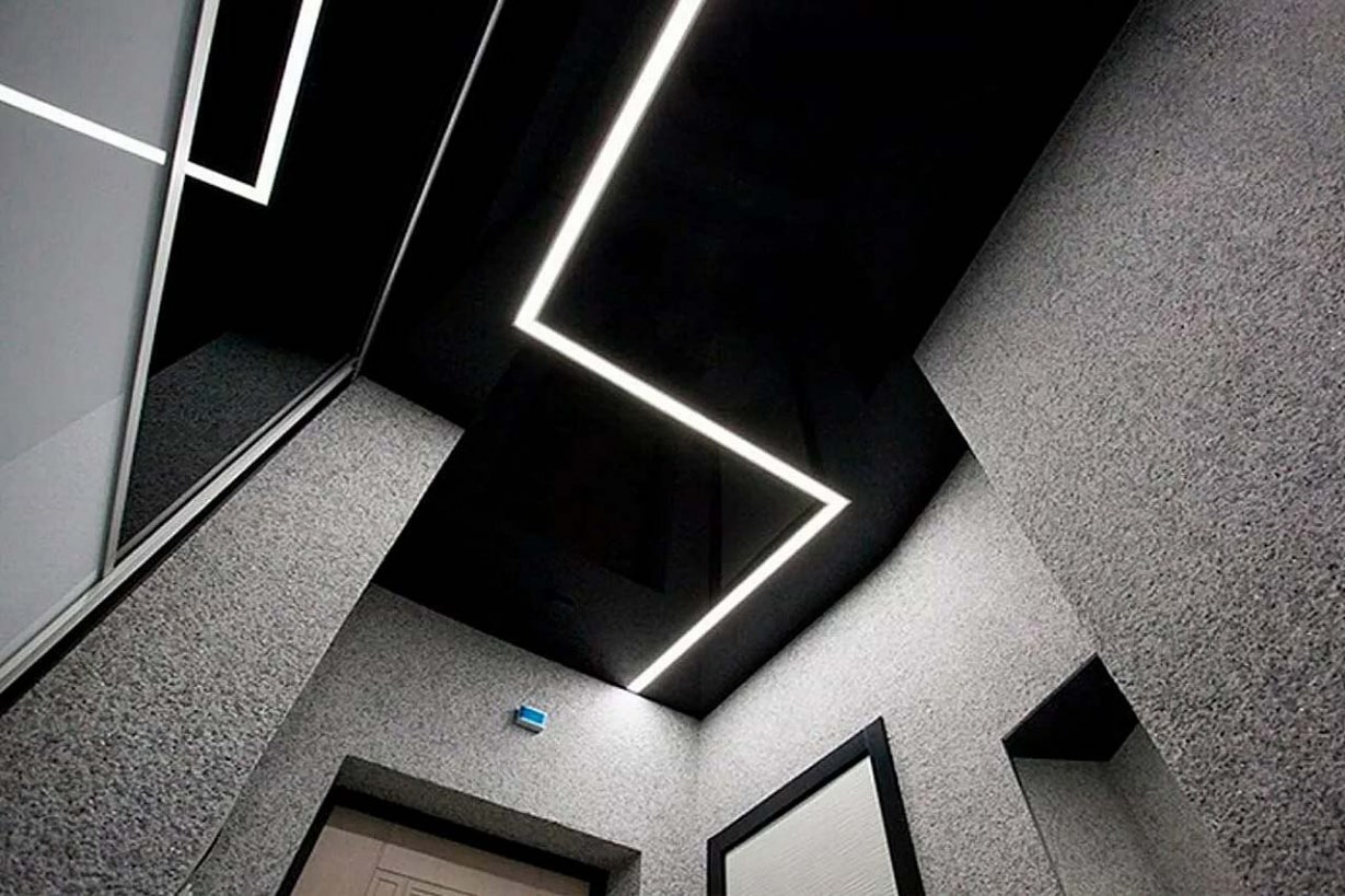 Черные натяжные потолки со световыми линиями - Армавир 