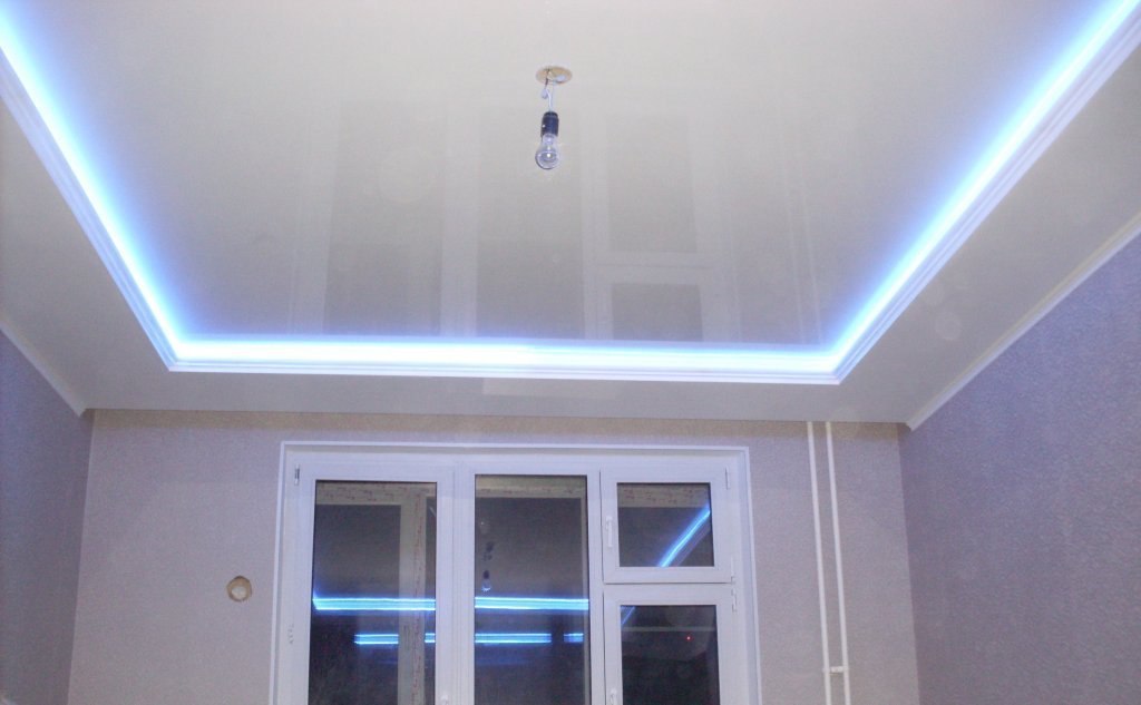 Парящие натяжные потолки Армавир - светодиодная подсветка и линии 