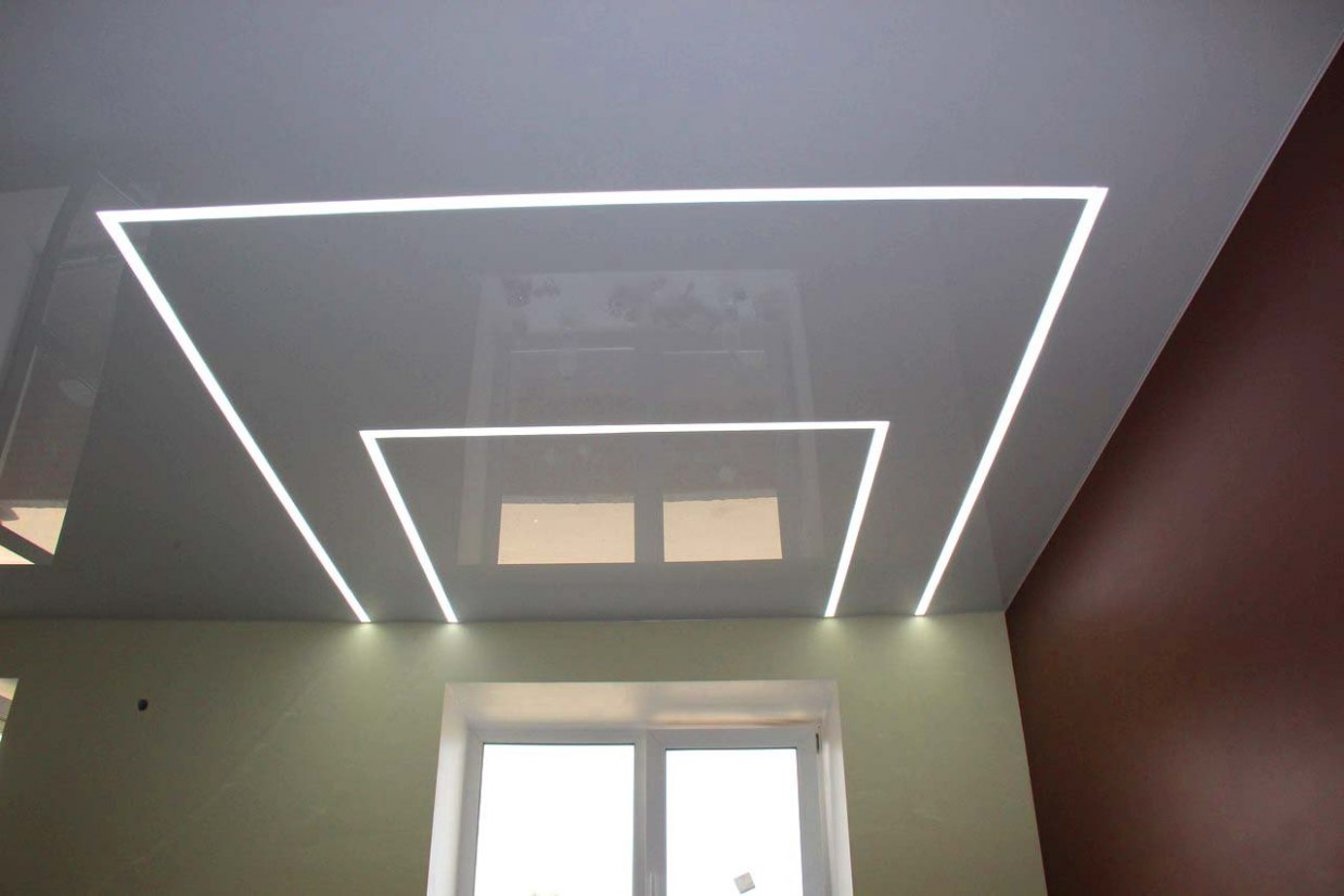 Скрытые и открытые световые линии на потолке SLOT в Армавире 