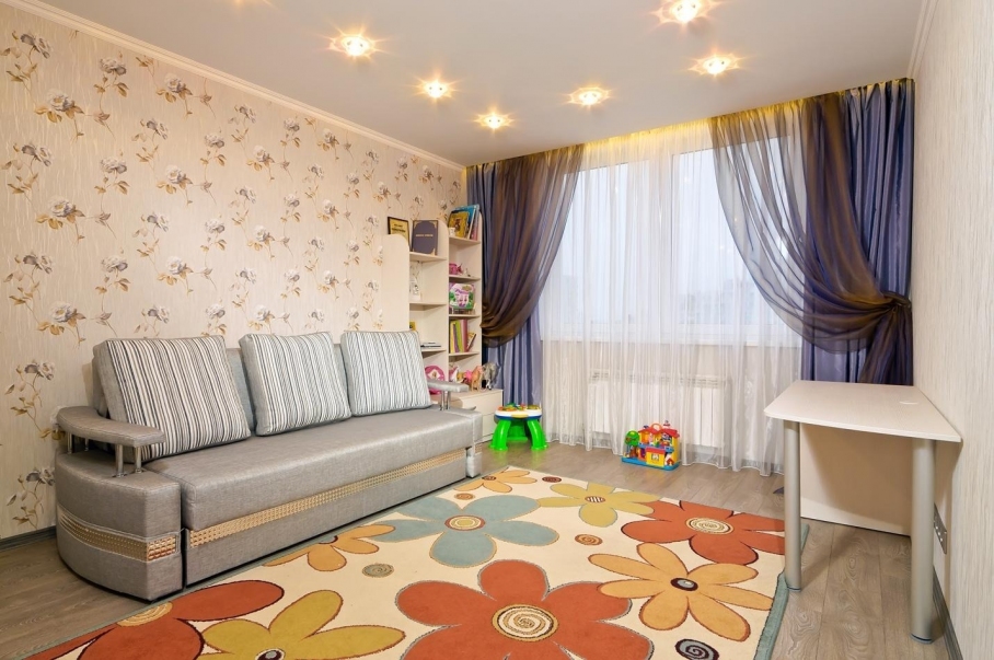 Натяжной потолок Мостовской - фото гостиной комнаты 
